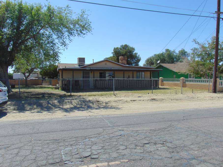 Front view of a single-family rental property in Barstow, CA, funded by Lima One Capital'’s rental portfolio loan program 